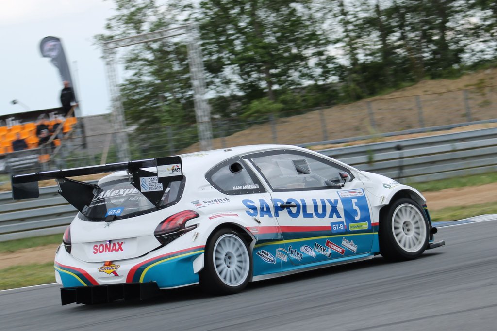 Det blev desværre en meget kort weekend for Mads Andersen i den V6 potente rørramme version af en Peugeot 208. Ingen træning, 4 omgange i kvalen, intet løb 1, to omgange i løb 2 og intet løb 3.
(Foto: JJ Media)